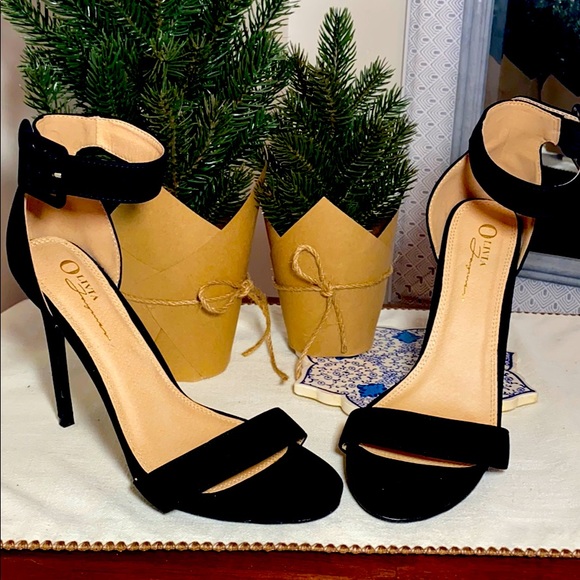 Shoes - Simple statement black band heel